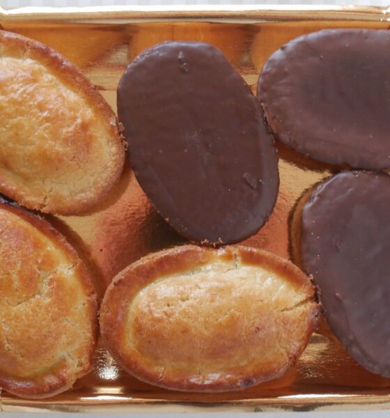 Vassoio con pasticciotti e fruttoni freschi
