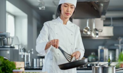 Chef ai fornelli con padella