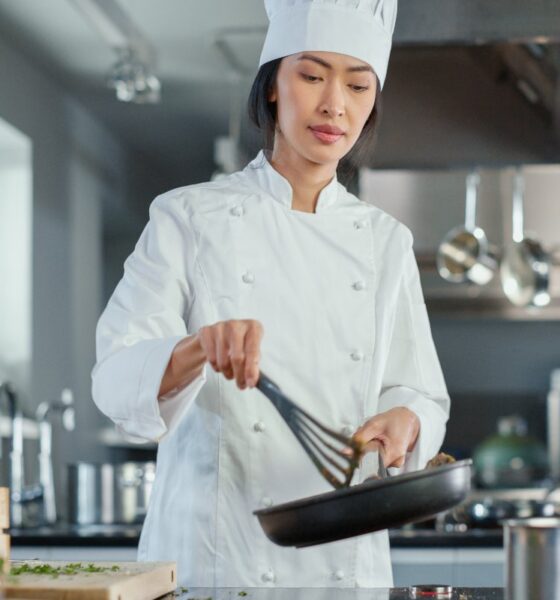 Chef ai fornelli con padella