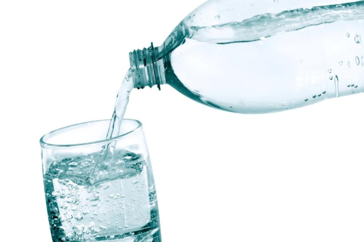 Acqua minerale con batteri