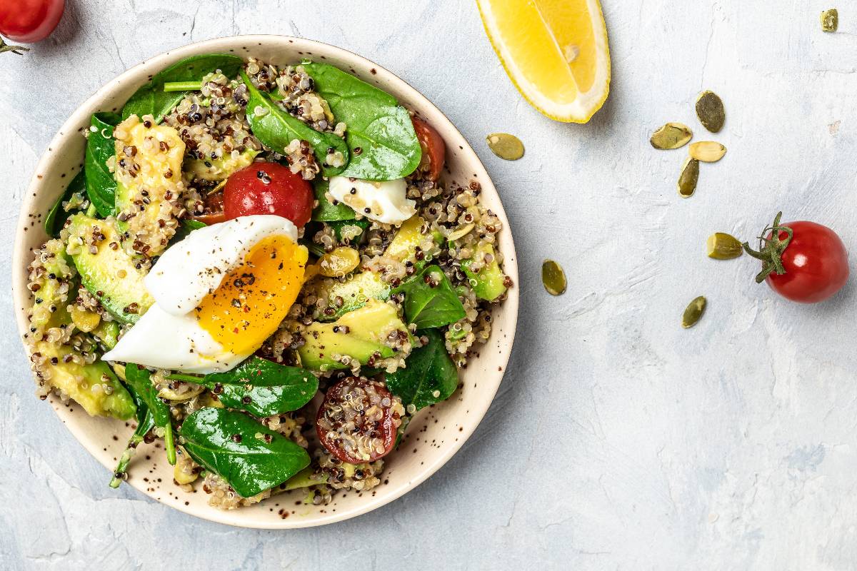 Insalata senza glutine con uovo, verdure e quinoa