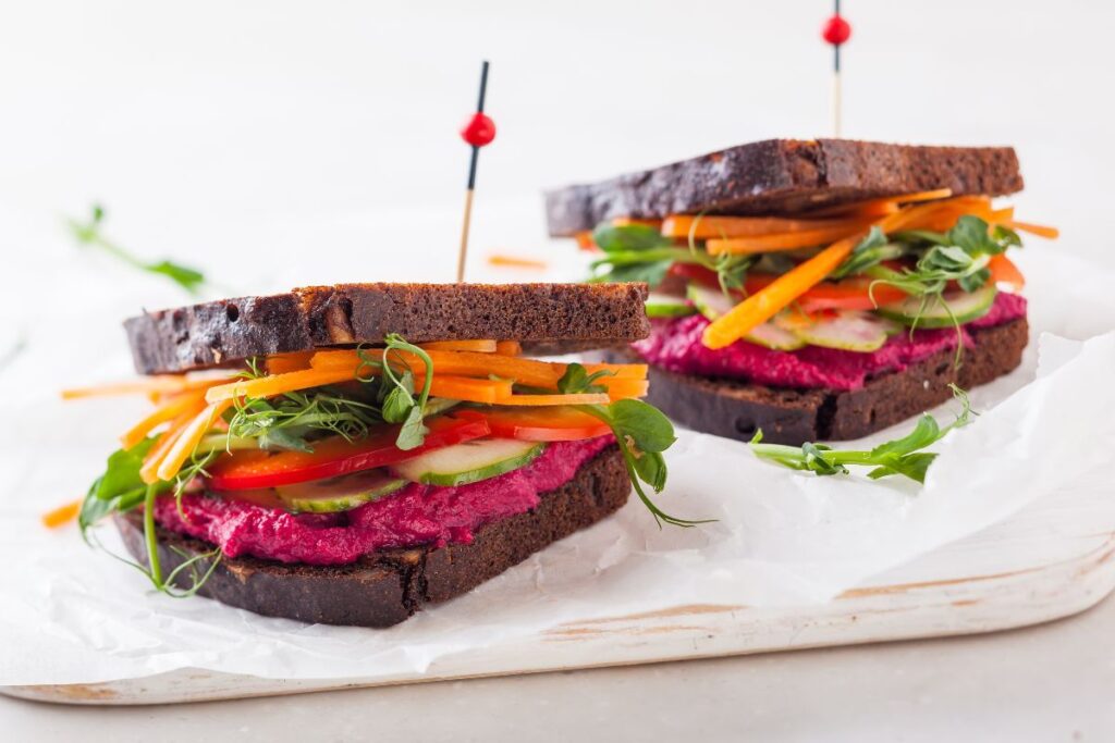 Panino senza glutine con hummus e verdure