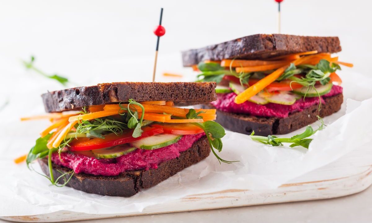 Panino senza glutine con hummus e verdure