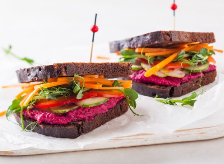 Panino senza glutine con hummus e verdure