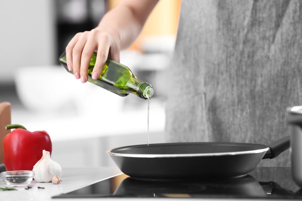 Olio d’oliva in padella per cucinare
