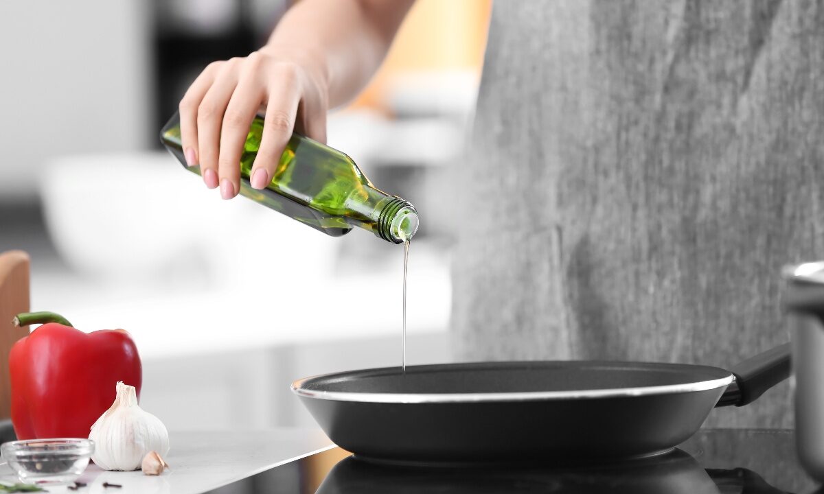 Olio d’oliva in padella per cucinare