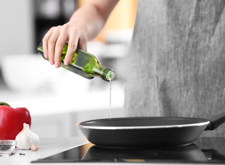 Olio d’oliva in padella per cucinare
