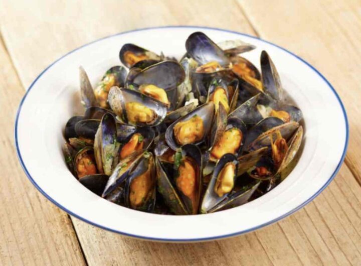 È istintivo pensare che i gusci di vongole e cozze, residui di cibo, vadano conferiti nell’umido o nella frazione organica.
