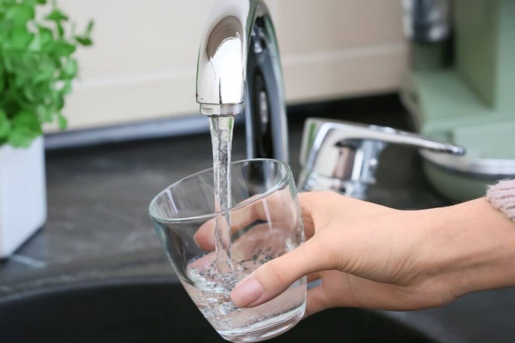 bere acqua