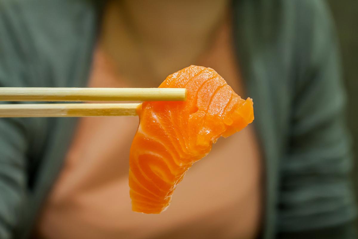 salmone crudo pericoli