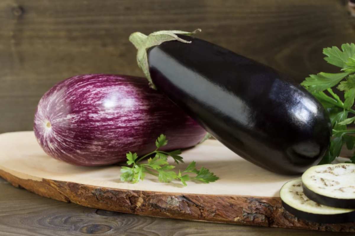 Gli involtini di melanzane si prestano a numerose personalizzazioni. Chi desidera un ripieno più ricco può aggiungere fette di prosciutto