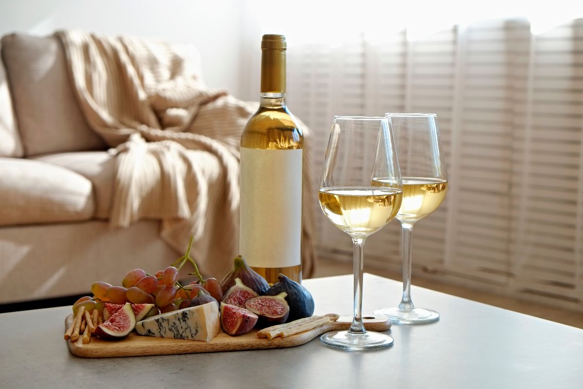 Calici di vino bianco per aperitivo
