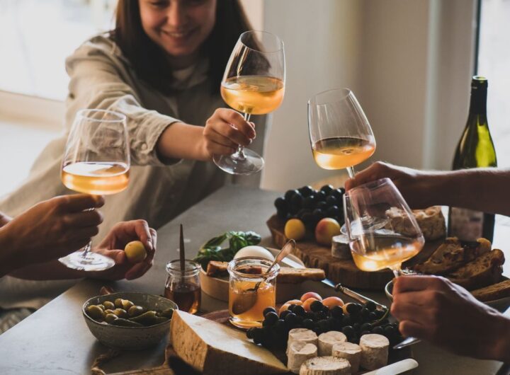 Aperitivo tra amici con vino bianco