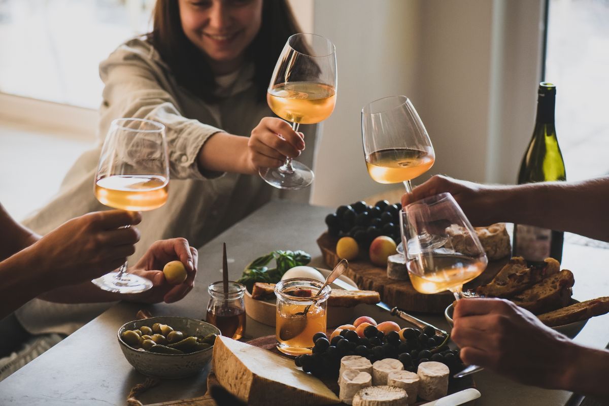 Aperitivo tra amici con vino bianco