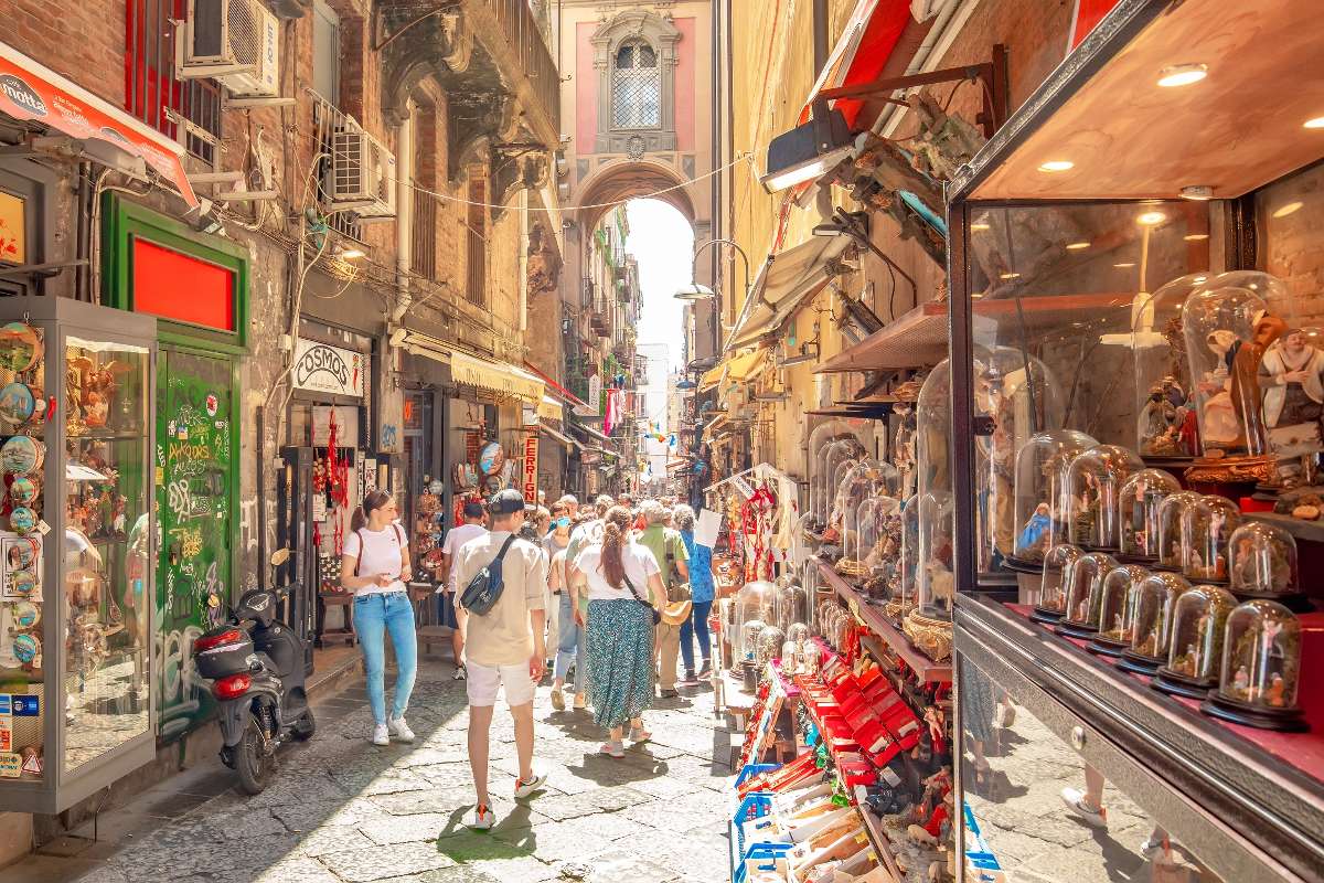 Via San Gregorio Armeno nel centro storico di Napoli