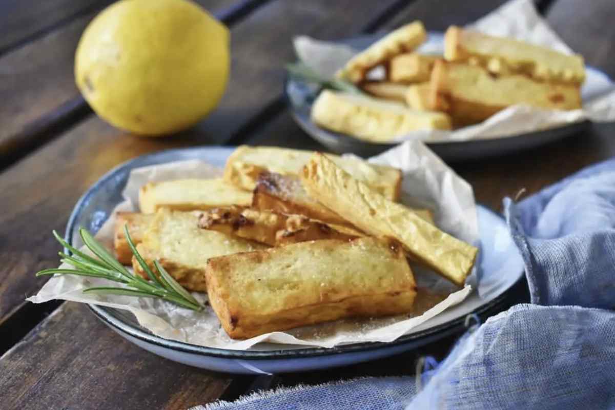 Sempre a base di farina di ceci, la panissa è uno snack perfetto da gustare durante una passeggiata. La panissa è una sorta di polenta