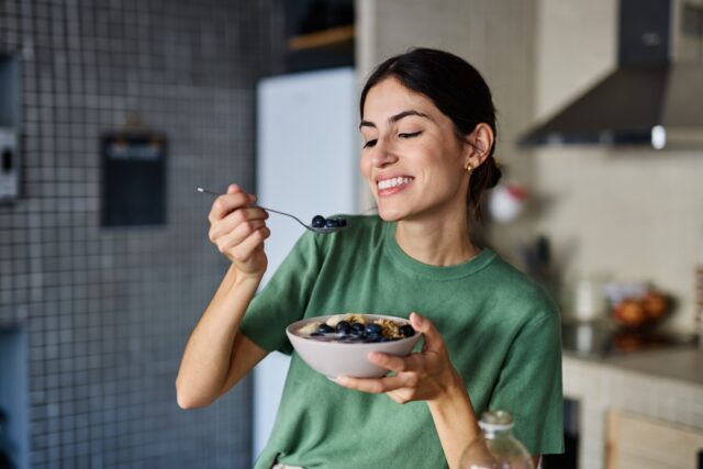 Ragazza che mangia una breakfast bowl.